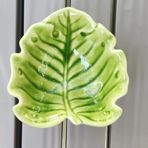 Monterey Collection Leaf-Shaped Ceramic Bowls Green Small Set Of 2 - Picture 3 of 13